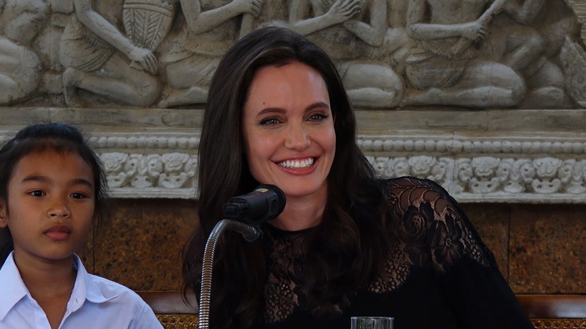 angelina-jolie-films-on-cambodian-tragedy