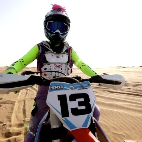 صور: فوق رمال صحراء دبي.. سيدات يتدربن للفوز في بطولة للدراجات النارية!