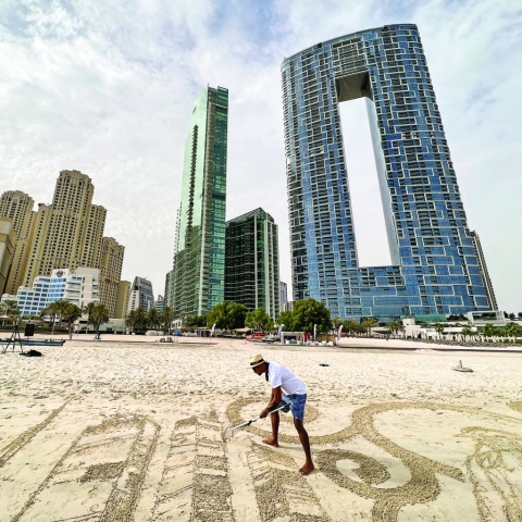 ${rs.image.photo} إبداع فني على رمال شواطئ دبي!