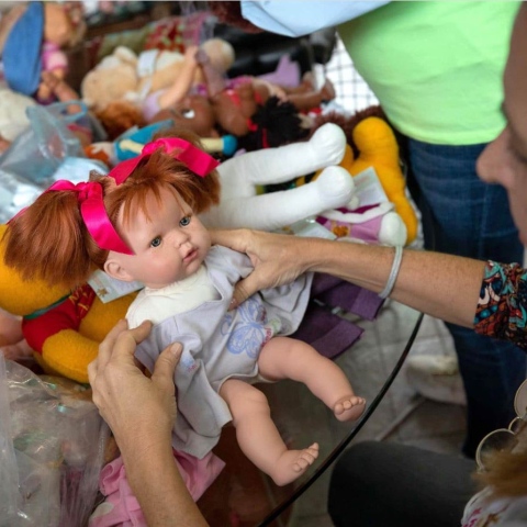 صور: مستشفى للدمى تقدّم "غذاءً عاطفياً للأطفال" في فنزويلا