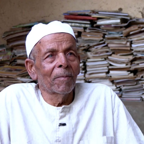صور: حمد الله عبد الحافظ مصري ثمانيني يتيح مكتبة عامرة بآلاف الكتب لأبناء قريته بالمجان!