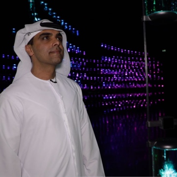 صور: الجرّاح إماراتي والإنجاز عالمي! تعرّف على د. عبد السلام البلوشي أول جراح للعمود الفقري في الإمارات عن طريق الروبوت
