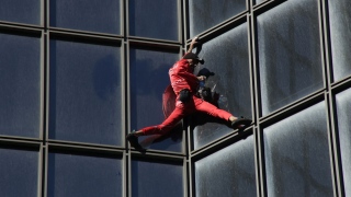 صور: "الرجل العنكبوت الفرنسي" يتسلق ناطحة سحاب بلا معدات أمان احتفالاً بميلاده الستين!
