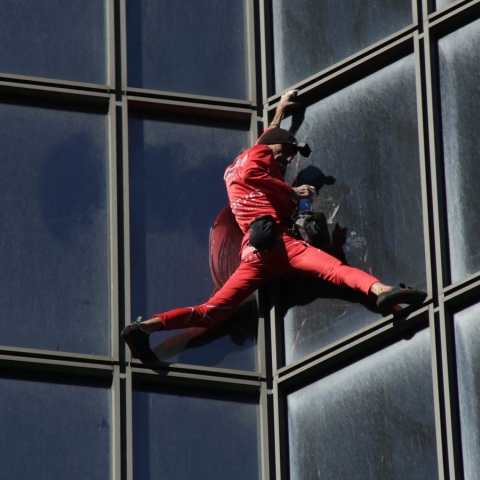 ${rs.image.photo} "الرجل العنكبوت الفرنسي" يتسلق ناطحة سحاب بلا معدات أمان احتفالاً بميلاده الستين!