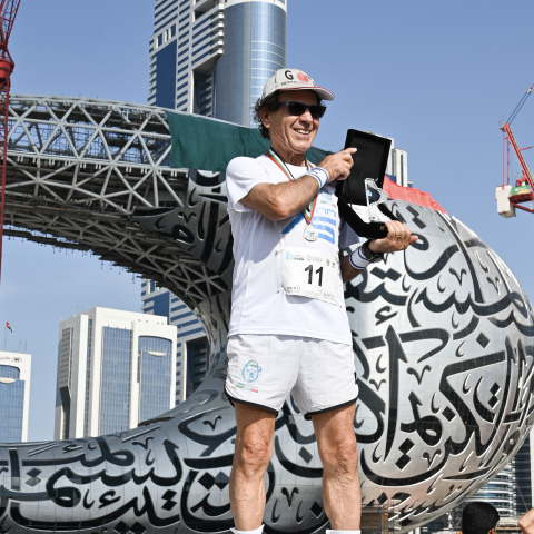 صور: سبعيني في دبي يتحدى لياقتك في سباق "دبي القابضة سكاي رن"!
