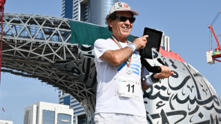 صور: سبعيني في دبي يتحدى لياقتك في سباق "دبي القابضة سكاي رن"!