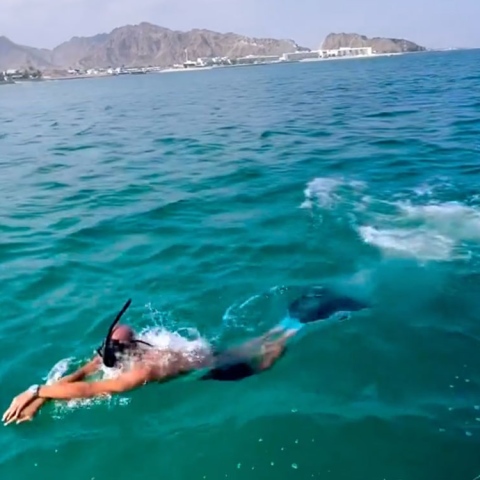 صور: السبّاح المصري شهاب علاَم يستعد لدخول "غينيس" للأرقام القياسية من بحر دبي