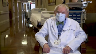 صور: تعرّف على أكبر طبيب ما يزال على رأس عمله منذ 75 عامًا في خدمة المرضى