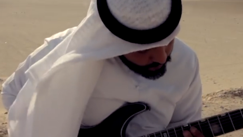 صور: العازف الإماراتي كريم الفضل مؤسس "أرابيان باندا".. فرقة "ميتال" في رجل واحد