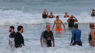 صور: سعيًا لصحة أفضل.. مُحبّو اللياقة البدنية في غزة يسبحون في البحر خلال الشتاء!