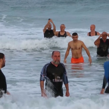 صور: سعيًا لصحة أفضل.. مُحبّو اللياقة البدنية في غزة يسبحون في البحر خلال الشتاء!