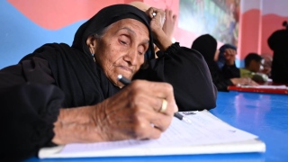 صور: زبيدة عبد العال.. سيدة مصرية اختارت مقعد الدراسة في الـ 87 من عمرها!