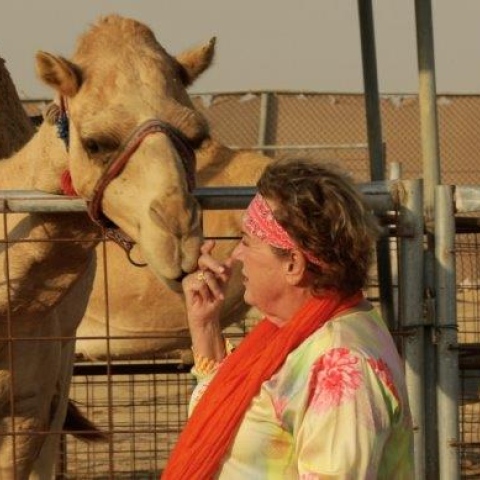 صور: "أورسولا"..عشقت الإمارات واتخذت من صحراء دبي منزلاً لها!