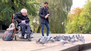 صور: تعرّف على صداقة مميزة تجمع بين مبتعث سعودي وجاره المُسن في هولندا