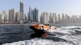 صور: في دبي.. السيارات الفارهة تطفو على الماء!
