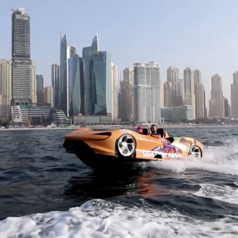 صور: في دبي.. السيارات الفارهة تطفو على الماء!