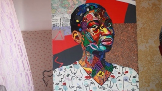 صور: أوزوما أنيانوو.. فنان نيجيري يصنع لوحات من الأقمشة عصية على التقليد