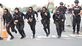 صور: تعرّف على أول فريق نسائي تكتيكي تخصصي للعمليات الخاصة "SWAT" في شرطة دبي!