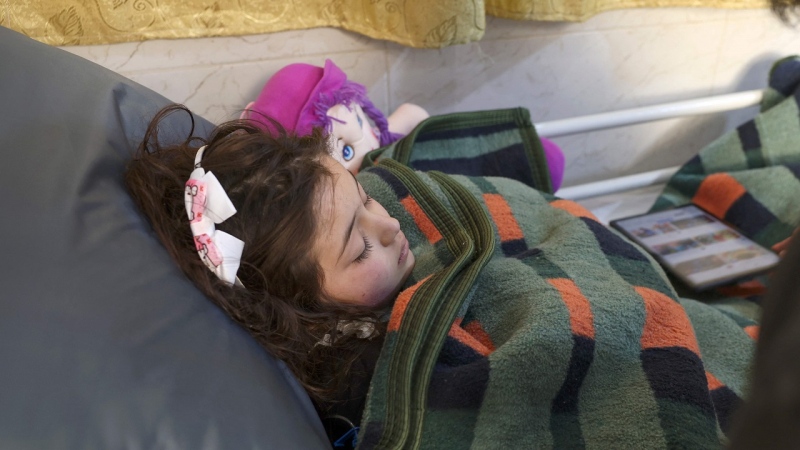 صور: الطفلة السورية شام تبدأ التعافي في أبوظبي بعد 40 ساعة تحت أنقاض الزلزال