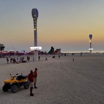 صور: تعرّف على شواطئ ليلية جديدة مخصصة للسباحة الليلية في دبي