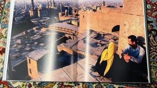 صور: "أرشيف الحب".. المعرض الذي يوثّق لحظات الحب العفوية في العالم العربي الآن بدبي!