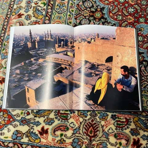 صور: "أرشيف الحب".. المعرض الذي يوثّق لحظات الحب العفوية في العالم العربي الآن بدبي!