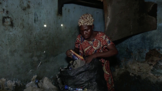 صور: شاهد.. مدرسة في نيجيريا تقبل النفايات كرسوم مدرسية!