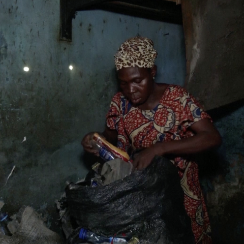 ${rs.image.photo} شاهد.. مدرسة في نيجيريا تقبل النفايات كرسوم مدرسية!