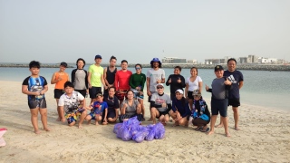 صور: شاهد.. مدرب فلبيني يقدم دروس سباحة مقابل تنظيف الشاطئ في دبي