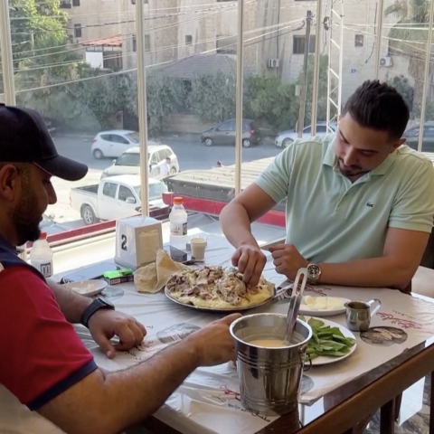 صور: تعرّف على مطعم في الأردن يقدم خدمة غريبة لعشاق المنسف!