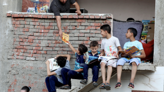 صور: مصري يُحوّل منزله إلى مكتبة لأطفال القرية