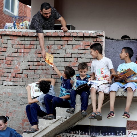 ${rs.image.photo} مصري يُحوّل منزله إلى مكتبة لأطفال القرية