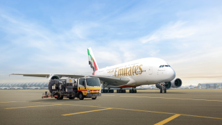 صور: شاهد .. طيران الإمارات تزود طائراتها بوقود مكون من زيت الطبخ!