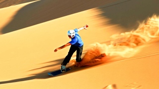 صور: التزلج على الرمال.. رياضة وأدرنالين!