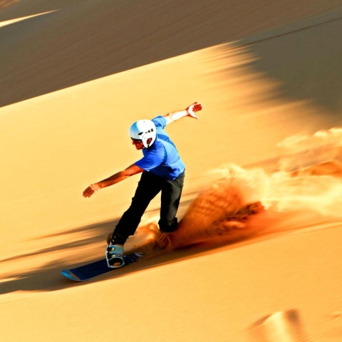 ${rs.image.photo} التزلج على الرمال.. رياضة وأدرنالين!