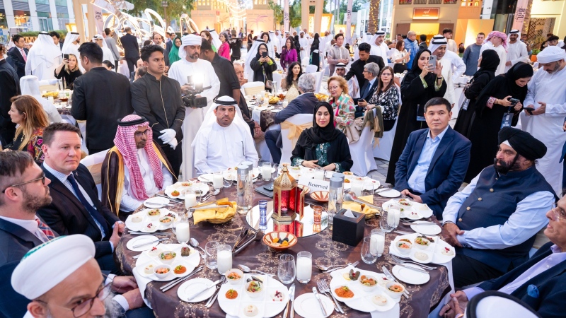 صور: في دبي.. التجمع الأكبر للأديان على مائدة واحدة في المنطقة! ما القصة؟