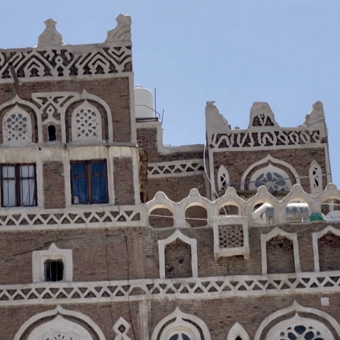 صور: مهندس يمني يحوّل غرفة معيشة بيته إلى متحف
