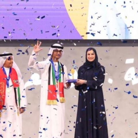 صور: تسليم مشعل القراءة من بطلة الإماراتي السابقة إلى بطل الإمارات الحالي