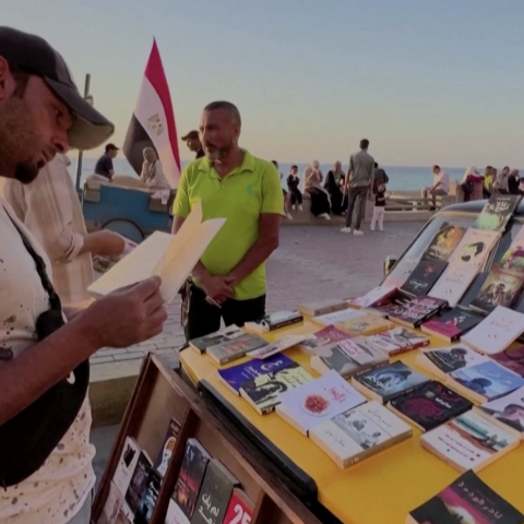 صور: "تاكسي بوك" مكتبة متحركة في مصر
