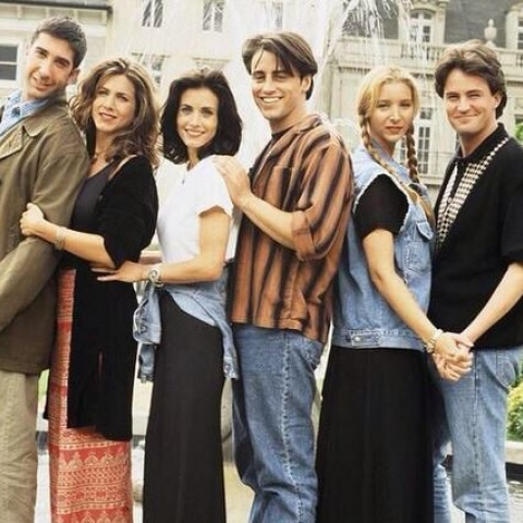 صور: أبطال مسلسل Friends بين الماضي والحاضر