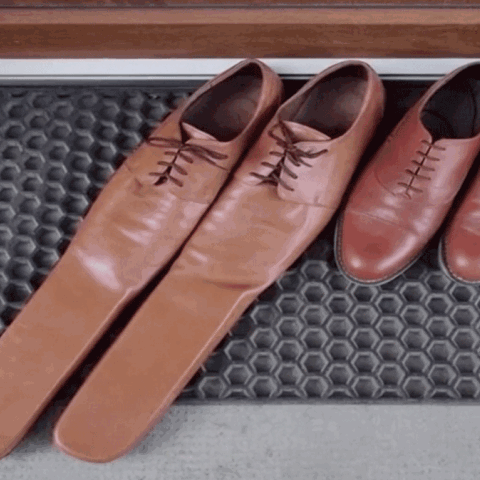 صور: حذاء بقياس 75 صممه إسكافي روماني للحفاظ على التباعد الاجتماعي