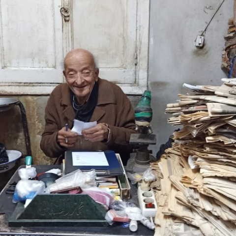 صور: "طبيب الغلابة" محمد مشالي يترجل عن فرسه