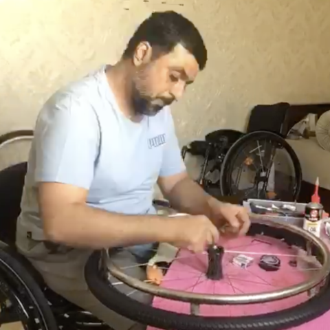  الإماراتي "أبو ناصر" يقدم خدمات صيانة الكراسي المتحركة بالمجان