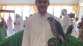 صور: هاري جارلاند صقّار بريطاني يشارك العرب تراثهم وتقاليدهم في الإمارات