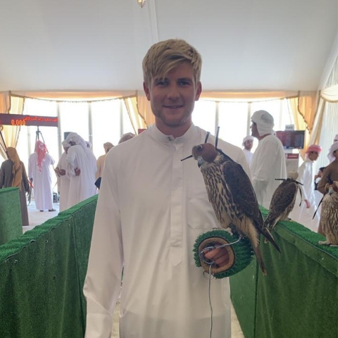 صور: هاري جارلاند صقّار بريطاني يشارك العرب تراثهم وتقاليدهم في الإمارات