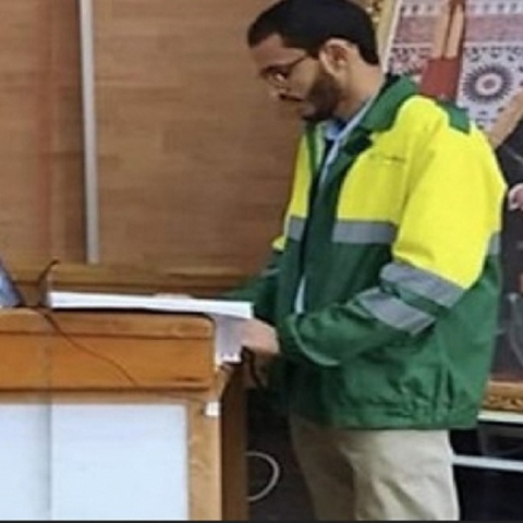  شاب مغربي يناقش رسالة الدكتوراه بزيّ عامل نظافة تقديراً لجهودهم الاستثنائية