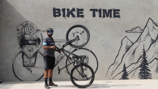 صور: جولة سياحية في حتا على دراجة هوائية مع محمد خليفة الكعبي، صاحب مشروع "هابرز" لتأجير الدراجات