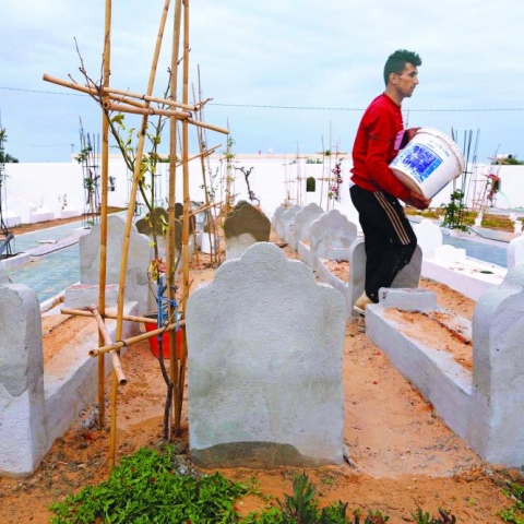 صور: فنان جزائري يبيع أعماله لبناء مقبرة لمجهولين غرقوا أثناء محاولات الهجرة الغير شرعية نحو أوروبا