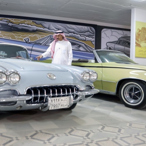  ناصر المساري.. سعودي يحوّل منزله لمعرض سيارات كلاسيكية فريدة!