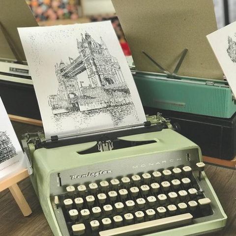 صور: الفنان البريطاني "جيمس كوك".. ورسومات عالية الدقة باستخدام آلات الكتابة القديمة فقط!